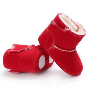 Detailopname van rode babyschoentjes met zachte zool en warme witte voering van imitatiebont