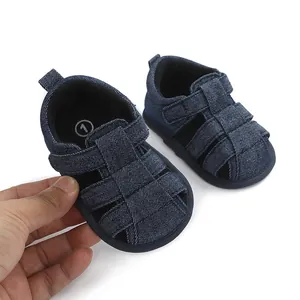 Primer plano de sandalias vaqueras transpirables para bebé con suela blanda y talla 1