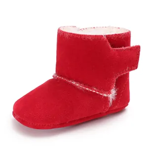 Detailopname van rode baby winterschoentjes van imitatie suède met zachte voering.