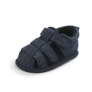 Primer plano del tejido denim azul marino transpirable y el cierre de velcro de la sandalia