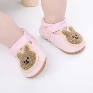 Vista detallada de zapatos rosas para bebés con un adorable diseño de conejo de peluche en 3D