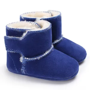 Detailopname van koningsblauwe baby-winterlaarzen met een zachte witte fleecevoering