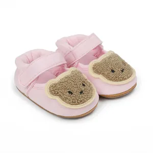 Rosa Baby-Lauflernschuhe mit weichem Teddybär-Aufnäher auf der Vorderseite