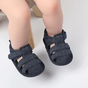 Vista de detalle de sandalias de verano para bebé en denim azul oscuro y suave
