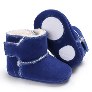 Detailweergave blauwe baby suède laarzen met zachte antislipzool en warme voering