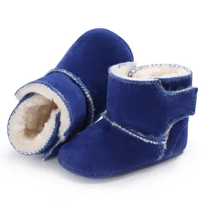 Detailweergave van blauwe suède babylaarsjes met zachte witte imitatiebontvoering