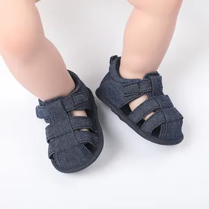 Detalle de sandalias transpirables para bebé en denim azul con cierre de velcro ajustable