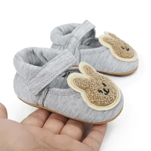 Zapatos de bebé grises de suela blanda con un lindo adorno de conejo de peluche