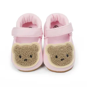 Detaillierte Ansicht süßer rosa Babyschuhe mit flauschigem Bären-Design und weichen Sohlen