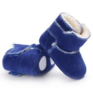 Detail van marineblauwe mat leren babylaarzen met warme voering van imitatiebont