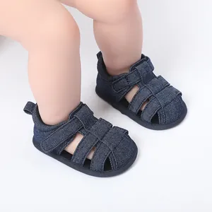 Primer plano de sandalias de bebé en mezclilla azul transpirable para caminar en verano