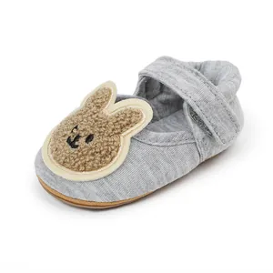 Vista detallada zapato bebé gris para primeros pasos con lindo parche conejo de peluche