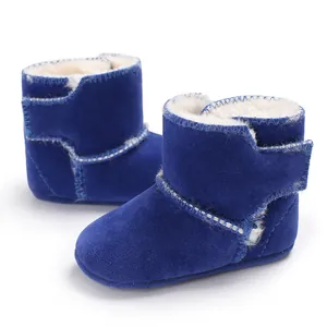 Detailopname van blauwe suède baby winterschoenen met warme witte voering van imitatiebont