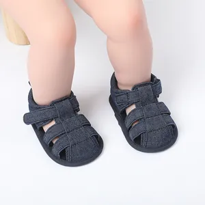 Vista detallada de sandalias transpirables para bebé estilo denim para primeros pasos