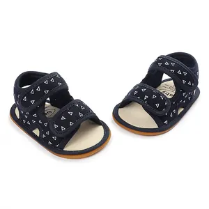 Nahaufnahme von dunkelblauen Babysandalen mit weißen Dreiecksmustern und Gummisohle