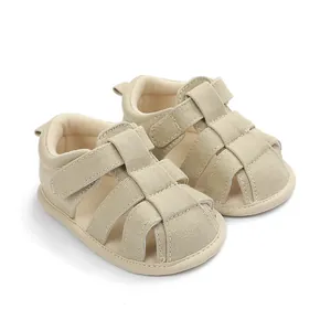Detalle de las sandalias de lona beige transpirables para bebés para el verano interior