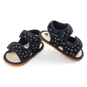 Detailansicht dunkelblauer Babysandalen mit weißem Dreiecksmuster und Gummisohle.