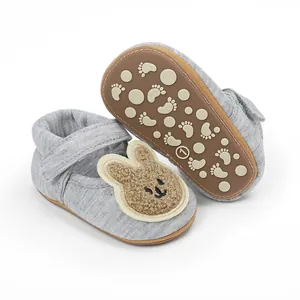 Primer plano del bordado de conejo y la suela antideslizante de estos zapatos para bebés niños