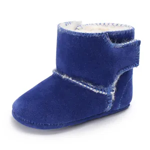 Dichtbij van blauwe suède baby laarzen met warme zachte witte fleece voering