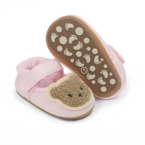 Detailansicht rosa Lauflernschuhe für Babys mit Bären-Patch und rutschfester Sohle