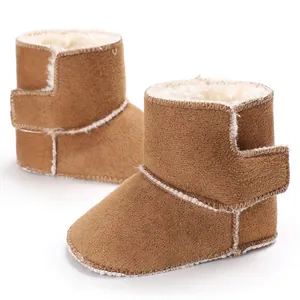Detalle de botas de invierno para bebé con textura de gamuza y forro de pelo sintético