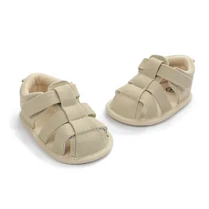 Primer plano de sandalias beige para bebé con lona transpirable y cierres de velcro.
