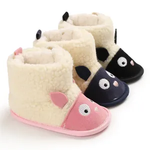 Trois paires de bottes d'hiver mignonnes pour bébé avec motif agneau en rose et bleu.