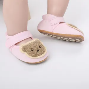 Detailansicht rosa Babylauflernschuhe mit süßem Bärenaufnäher für 0-1 Jahre alt