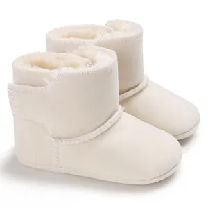 Detail van zachte crèmekleurige suède babylaarsjes met een warme fleece voering
