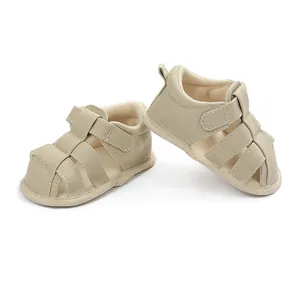 Detalle de sandalias de verano para bebé en lona beige para aprender a caminar.
