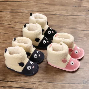 Vue détaillée en gros plan de bottes de neige pour bébé avec doublure en fausse fourrure