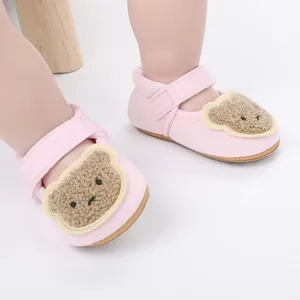 Detailansicht der rosa Baby-Lauflernschuhe mit süßem, flauschigem Comic-Bären-Design oben