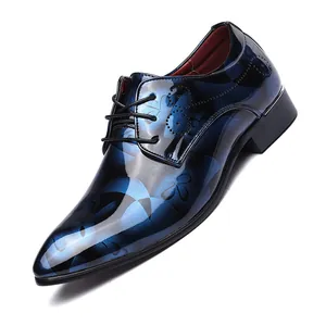 Scarpe eleganti da uomo con sfumatura blu e motivo floreale in pelle verniciata