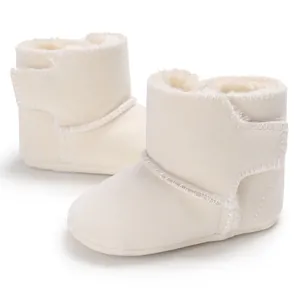 Gedetailleerd overzicht van zachte crème baby laarsjes met een warme pluche voering