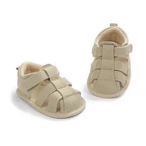 Vista macro detallada de sandalias de lona beige para bebé con diseño calado transpirable