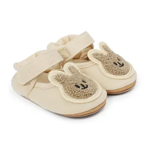 Primer plano de zapatos suaves para bebé con lindos parches de conejo de felpa