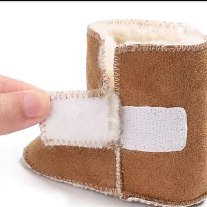 Detalle de botas de invierno cálidas para bebé con forro de piel y cierre de velcro