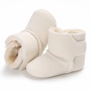 Zachte gebroken witte babyboots met fleecevoering en handige klittenbandsluiting