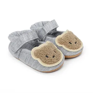 Weiche graue Baby-Lauflernschuhe mit niedlichem braunem Teddybär-Detail