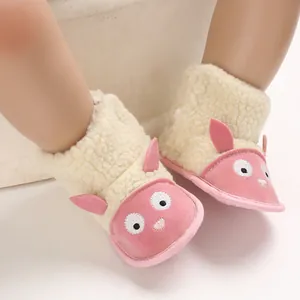 Gros plan détaillé des bottes de neige pour bébé mouton rose avec doublure polaire douce