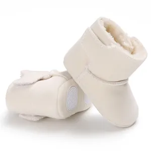 Detail van crème suède babyschoentjes met warme voering van imitatiebont en zachte zool