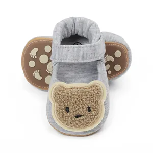 Weiche graue Baby-Lauflernschuhe mit süßem Plüschbären-Design und rutschfesten Gummisohlen