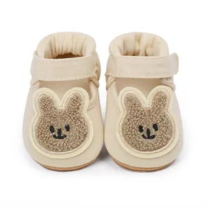Primer plano detallado de lindos zapatos de aprendizaje para bebés de conejo beige
