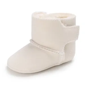 Witte babyboots met zachte zool, een warme fleecevoering en klittenbandsluiting