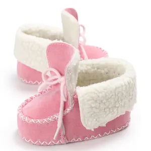 Stivaletti invernali rosa per neonati con fodera in pile bianco e lacci per camminata.