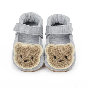 Detailansicht grauer Baby-Lauflernschuhe aus Baumwolle mit flauschigem Bären-Design vorne