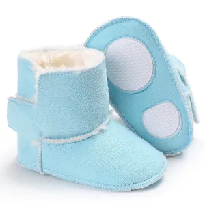 Detalle de botas de invierno para bebé con suelas de goma antideslizantes y forro.
