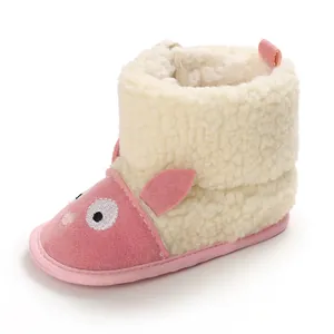 Vue latérale de bottes de neige pour bébé mouton rose avec molleton doux