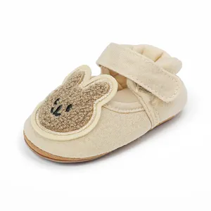 Zapato de paseo para bebé de algodón suave con bordado de conejo tierno y cierre velcro.
