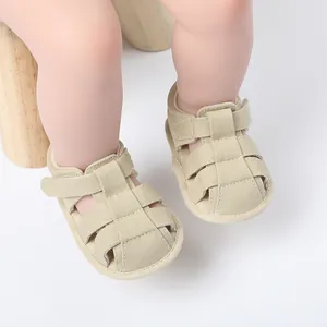 Vista detallada de sandalias de lona beige transpirables para bebés en sus pies